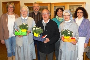 Abschied vom Kloster (von links): Frau Kaiser, Sr. M. Roswitha, Herr Käfferlein, Herr P. Fuchs, Frau Friedrichsohn, Sr. M. Siegrun, Frau Griggel