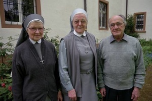Die letzten Bewohner von St. Ursula schließen das Kloster im Sommer 2015 (von links): Sr. M. Siegrun Schachtner, Frau Superiorin Sr. M. Roswitha Wecker, Pater Hermann Fuchs CSsR