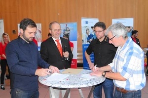 Bei der Unterzeichnung der Partnerschaftsurkunde (v. l.): Lukas Liebich, Johannes Kaiser, Tobias Hermle, Claus Decker