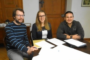 Bei der Unterzeichnung der Kooperations-Vereinbarung (v. l.): Oliver Küntzler, Sabrina Schumacher, Rafael Münzer