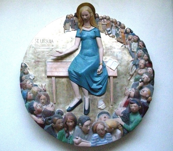 Relief der Heiligen Ursula in der Aula (Entwurf: Prof. Klaus Ringwald)