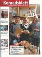 Titelseite von Konradsblatt Nr. 22/29.05.2016 mit einem Foto aus unserem Weltladen (v. l.): Justus Kneißle, Frau Auer, Dominik Stephan